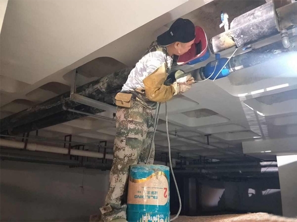 當供熱管道或暖氣片漏水時，應采取哪些措施？